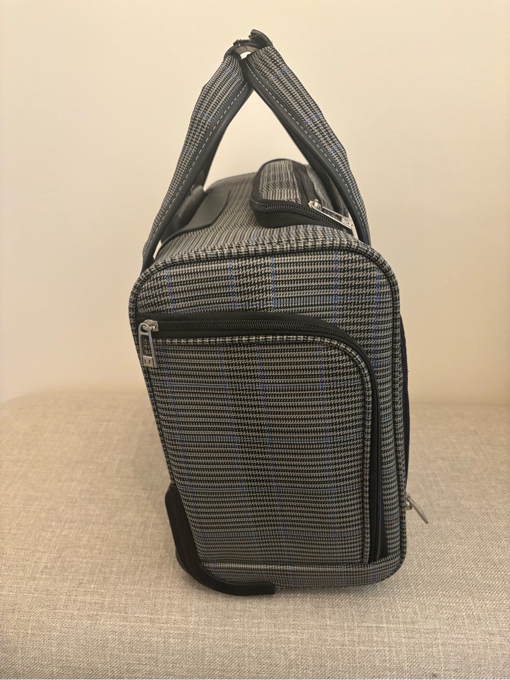 London Fog 15” Under The Seat Bag Cambridge II Collection Black Plaid - Picture 4 of 11